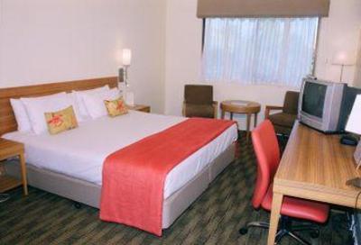 фото отеля Quality Hotel Mermaid Waters Gold Coast