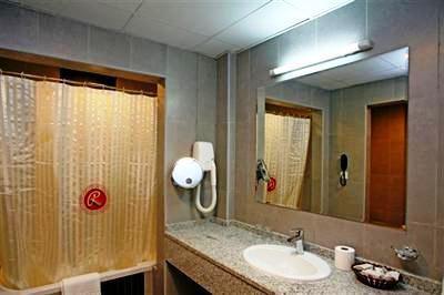 фото отеля Ramee Rose Hotel Apartments