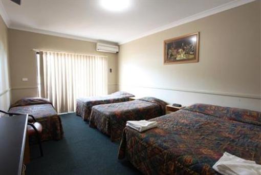 фото отеля Overlander Hotel Motel