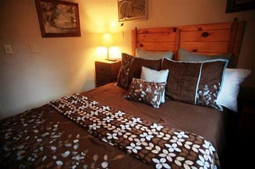 фото отеля Sleepy Hollow Cabins and Motel