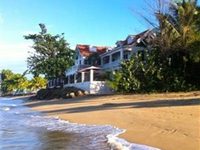 Tres Sirenas Beach Inn