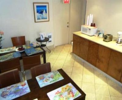 фото отеля Hotel Bon Accueil Montreal
