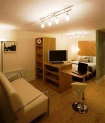 фото отеля Roomzzz Aparthotel City West