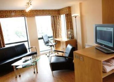 фото отеля Roomzzz Aparthotel City West