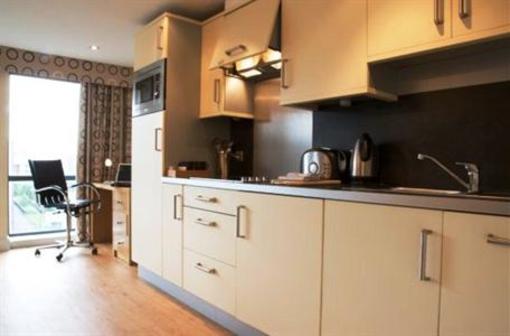 фото отеля Roomzzz Aparthotel City West