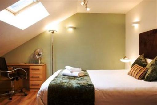 фото отеля Roomzzz Aparthotel City West