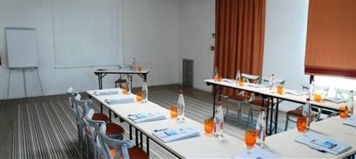 фото отеля Kyriad Avignon Courtine Gare TGV Hotel