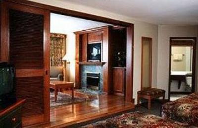 фото отеля Whistler's Inn Jasper