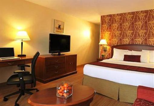 фото отеля Courtyard by Marriott Louisville Airport