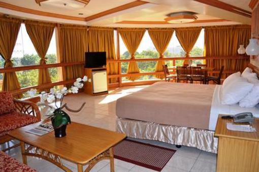 фото отеля Elegant Circle Inn