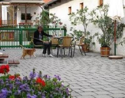 фото отеля Weingut & Ferienwohnungen Familie Sabine & Sepp Kracher