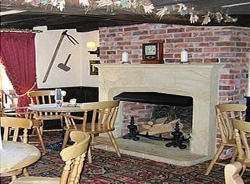фото отеля The Half Moon Inn & Country Lodge Mudford