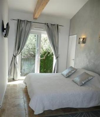 фото отеля Le Clos Des Princes Le Rouret