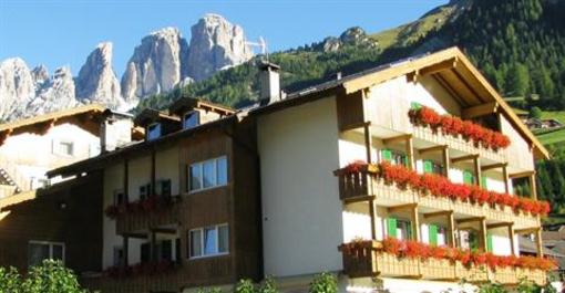 фото отеля Hotel Ladina Campitello di Fassa