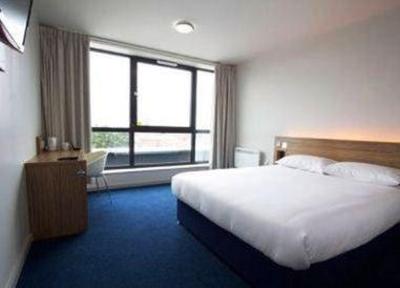 фото отеля Travelodge Chester Central Delamere Street