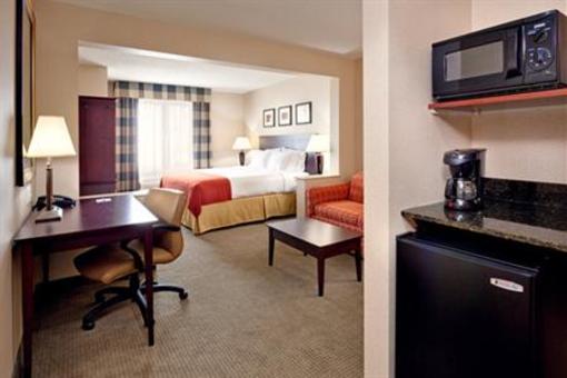 фото отеля Holiday Inn Express & Suites Bradley Airport