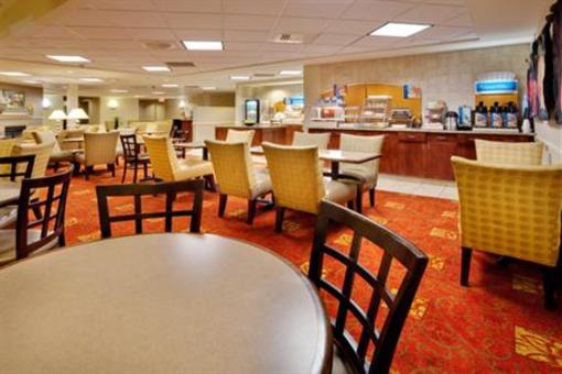 фото отеля Holiday Inn Express & Suites Bradley Airport