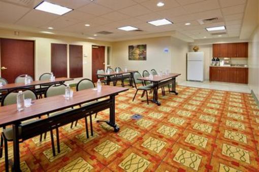 фото отеля Holiday Inn Express & Suites Bradley Airport