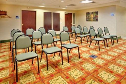 фото отеля Holiday Inn Express & Suites Bradley Airport