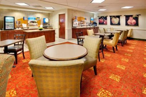 фото отеля Holiday Inn Express & Suites Bradley Airport