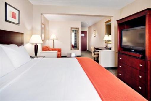 фото отеля Holiday Inn Express & Suites Bradley Airport