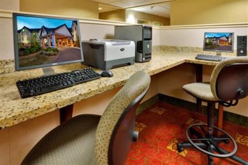 фото отеля Holiday Inn Express & Suites Bradley Airport