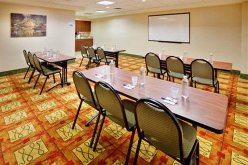фото отеля Holiday Inn Express & Suites Bradley Airport