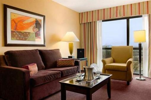 фото отеля Hilton Suites Brentwood