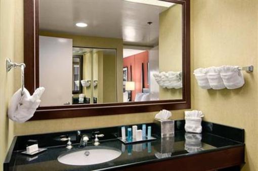фото отеля Hilton Suites Brentwood