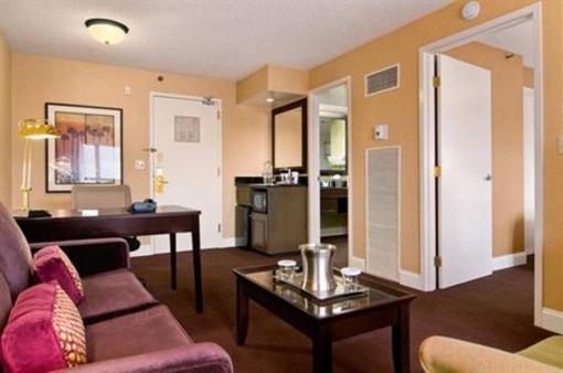 фото отеля Hilton Suites Brentwood