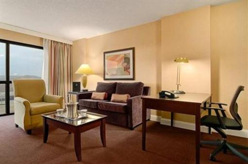 фото отеля Hilton Suites Brentwood