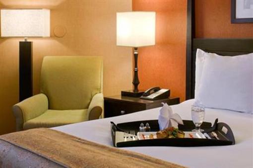 фото отеля Hilton Suites Brentwood