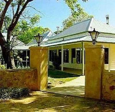 фото отеля Portee Station Suites Blanche Town
