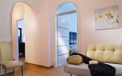фото отеля Loizos Apartments City Center Fira