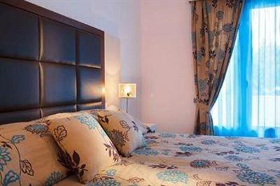 фото отеля Loizos Apartments City Center Fira