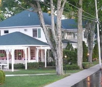 фото отеля Colonial Inn Harbor Springs