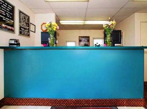 фото отеля Econo Lodge Watertown (New York)