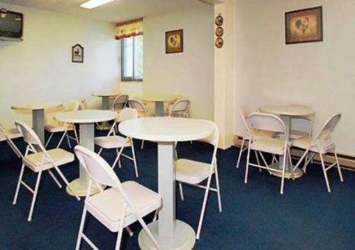 фото отеля Econo Lodge Watertown (New York)