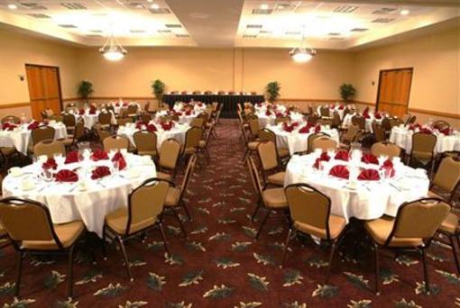 фото отеля Ramada Inn & Suites Airport Sioux Falls
