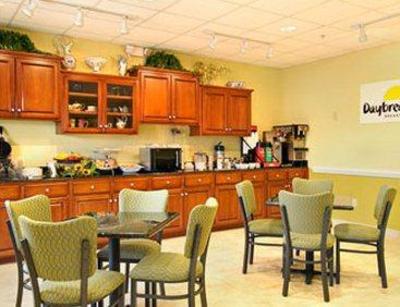 фото отеля Days Inn & Suites Port Wentworth-North Savannah