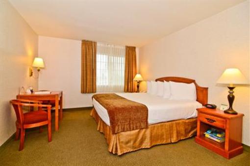 фото отеля Best Western Oak Meadows Inn
