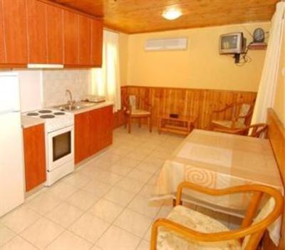 фото отеля Makis Apartments & Restaurant