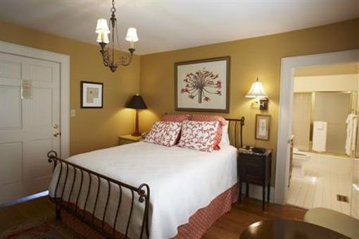 фото отеля The Smithfield Inn Bed and Breakfast, Restaurant and Tavern