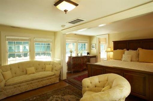 фото отеля The Smithfield Inn Bed and Breakfast, Restaurant and Tavern