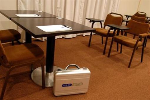 фото отеля Holiday Inn Expres Lisbon Oeiras