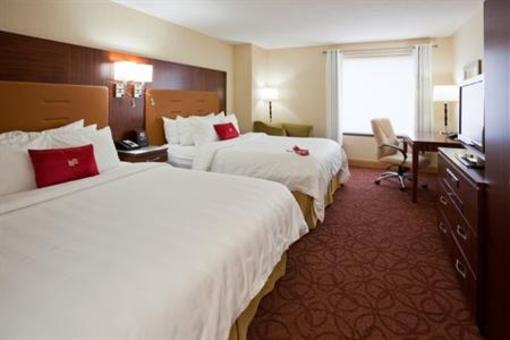 фото отеля Crowne Plaza Milwaukee Wauwatosa Hotel