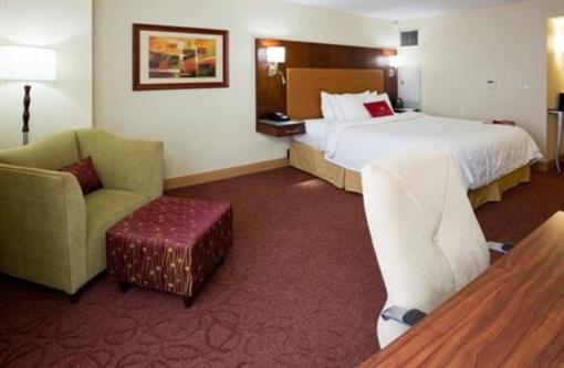 фото отеля Crowne Plaza Milwaukee Wauwatosa Hotel