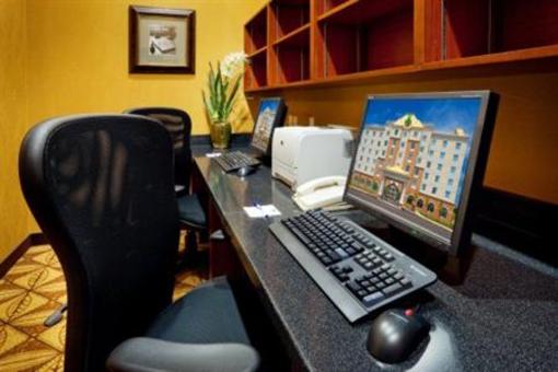фото отеля Holiday Inn Express Hotel & Suites Bowmanville
