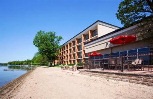 фото отеля Holiday Inn Detroit Lakes