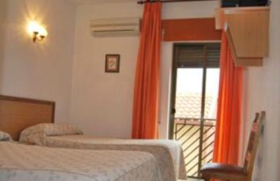 фото отеля Hostal Cazalegas